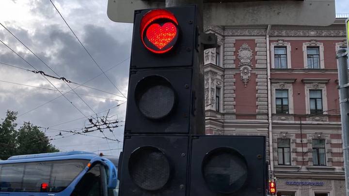 В Петербурге несколько лет назад появился особенный светофор — вместо обычных цветов там загораются сердца