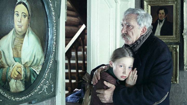 Кадр из «Чучела» 1983 года: Кристина Орбакайте в роли Лены Бессольцевой и Юрий Никулин в роли ее дедушки