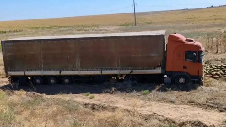 Колесо от КамАЗа отлетело в автомобиль в Калмыкии, один человек погиб