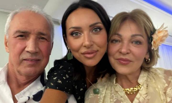 Певица Алсу опубликовала фото с родителями из деревни Уяндык в Башкирии