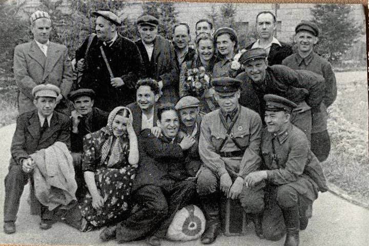 10 августа1941 года. Директор ЦДРИ Борис Филиппов (первый слева в первом ряду) в составе первой фронтовой бригады артистов перед выездом на фронт