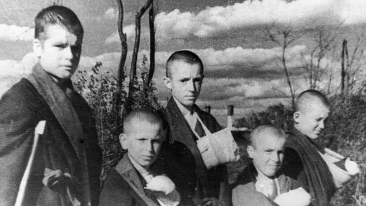 За июль и август 1941 года на Ленинград было совершено 17 групповых авианалетов. Дети, пострадавшие от фашистских снарядов, на лечении в госпитале