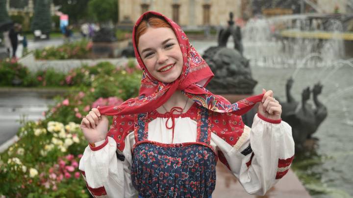 Участница ансамбля песни и танца Алена Пышная на народных гуляньях.