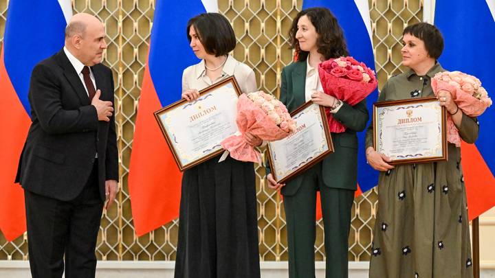 Премьер-министр РФ Михаил Мишустин награждает команду издателей серии сказок — Александру Агафонову, Дарью Хропачеву и Дарью Кричевскую