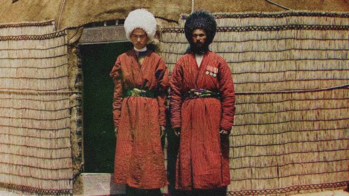 Текинец со старшим сыном у кибитки — переносного жилища кочевников, фото первой половины XIX века