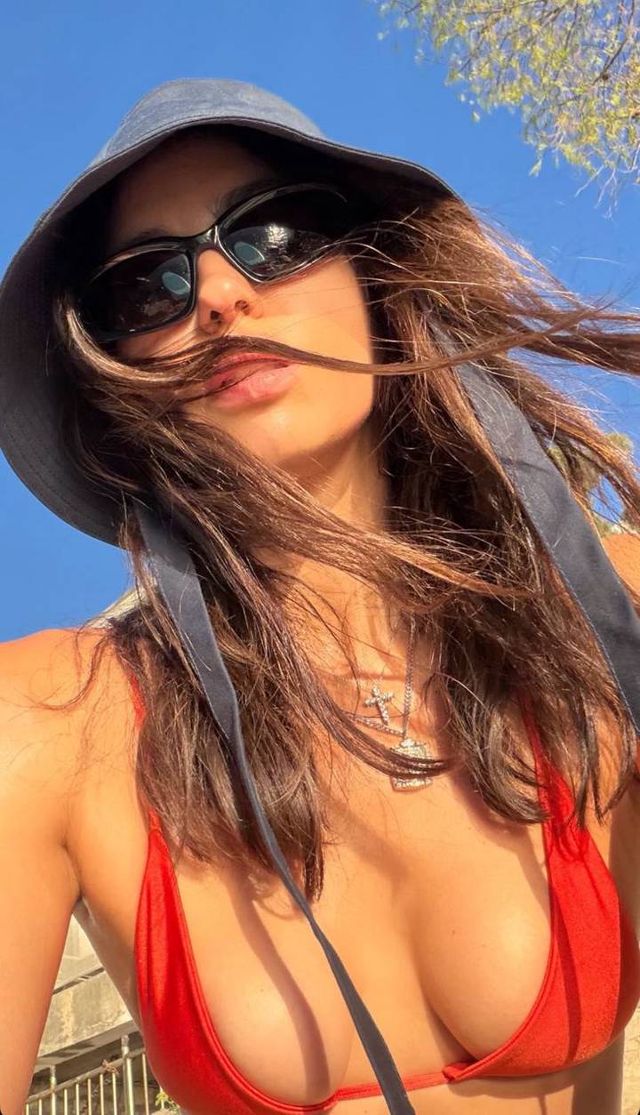 Ирина Шейк показала фото в красном бикини с отдыха на сапах