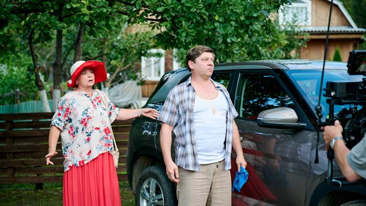 Ольга (Светлана Пермякова) и Иван (Дмитрий Брекоткин) в сериале «Удачные истории»