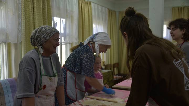 Преподаватель Ольга Кокорина проводит мастер-класс по изготовлению вепсских калиток в обществе «Каичей»