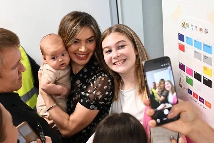 Алина Кабаева снялась с молодой матерью на Спартакиаде в Екатеринбурге