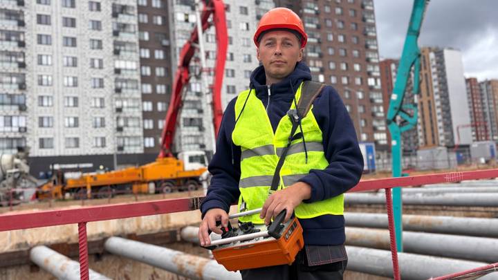 26 августа. Водитель-оператор Владимир Лескить на строительстве станции «Ватутинки»
