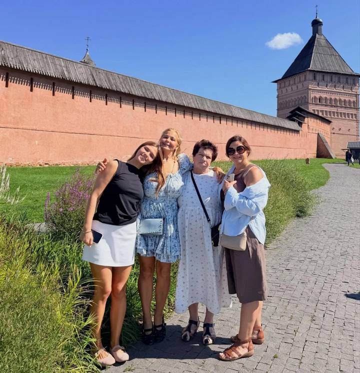 Актриса Ирина Пегова опубликовала фото с мамой и дочерью во время поездки в Суздаль