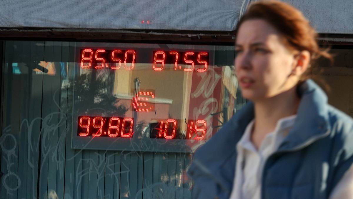 Внебиржевой курс доллара поднялся выше 86 рублей впервые с 9 сентября
