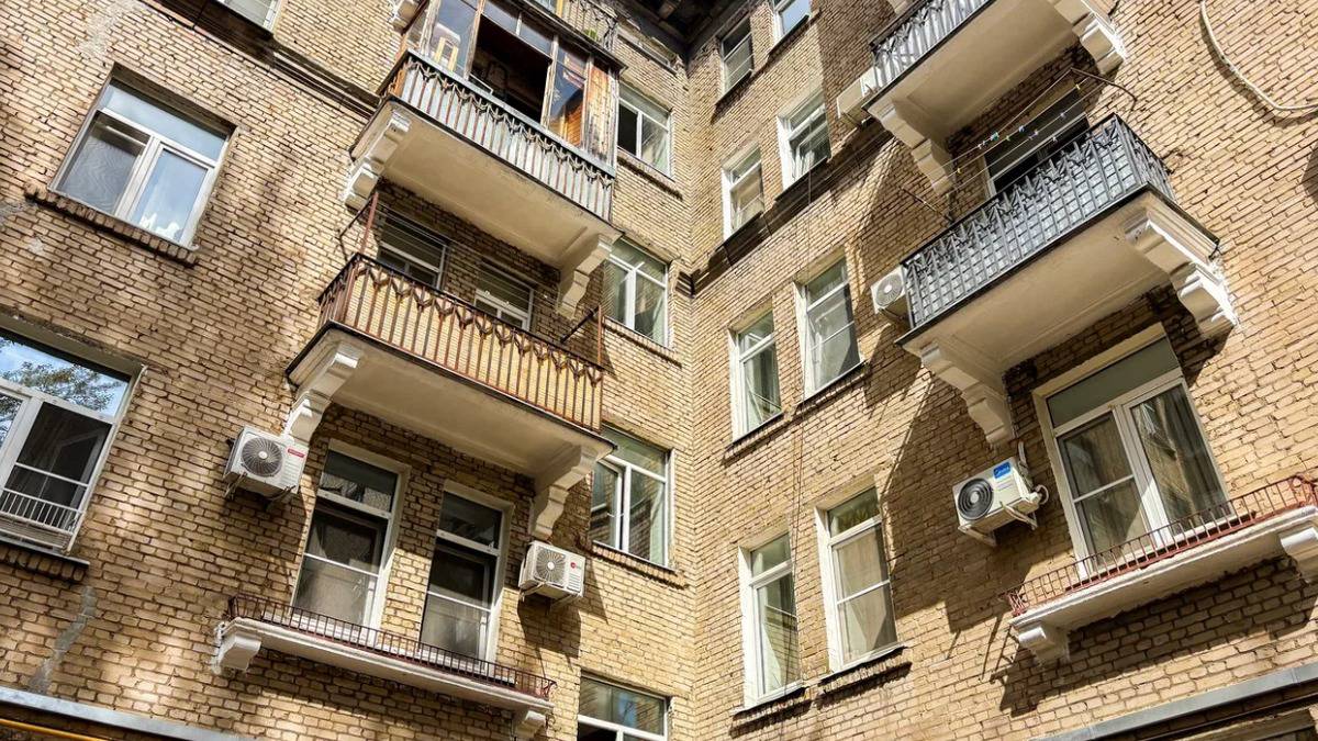 В районе Академический завершается ремонт дома 1954 года постройки, возведенного в стиле советского…