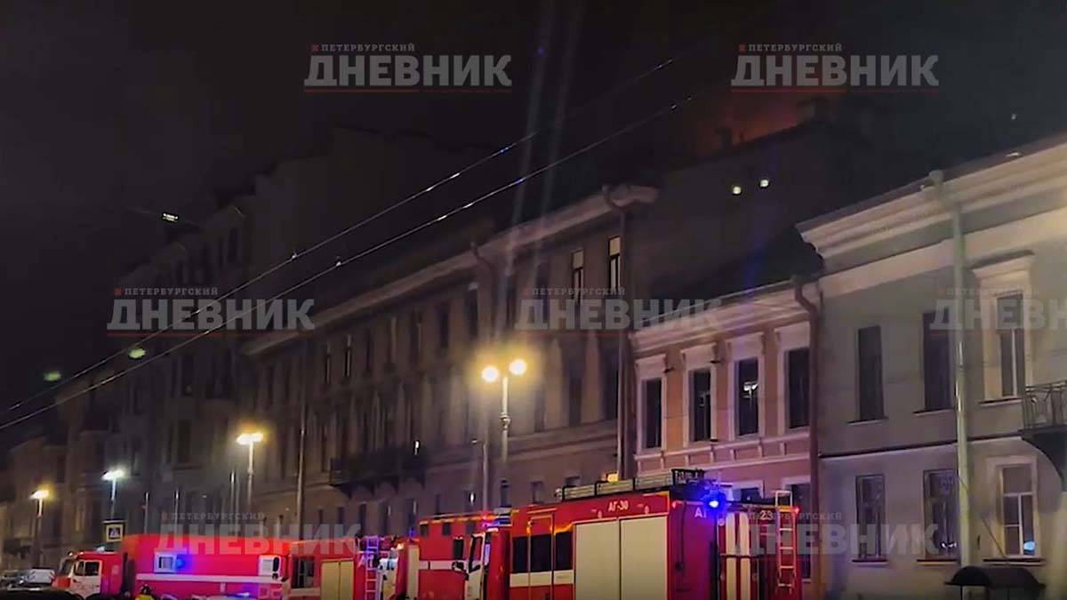 Крупный пожар произошел в здании журфака СПбГУ