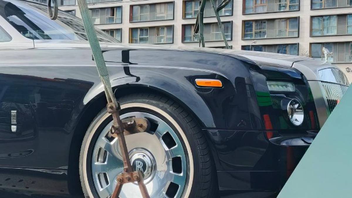 Rolls-Royce Phantom и Mercedes-AMG G 63 эвакуировали за неуплату штрафов в Москве