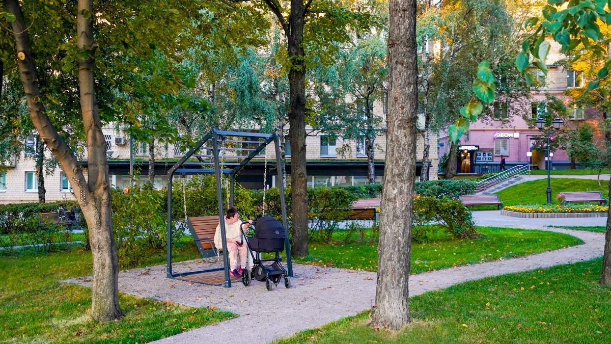 Спортивные площадки и новые прогулочные маршруты обустроили в сквере на западе Москвы
