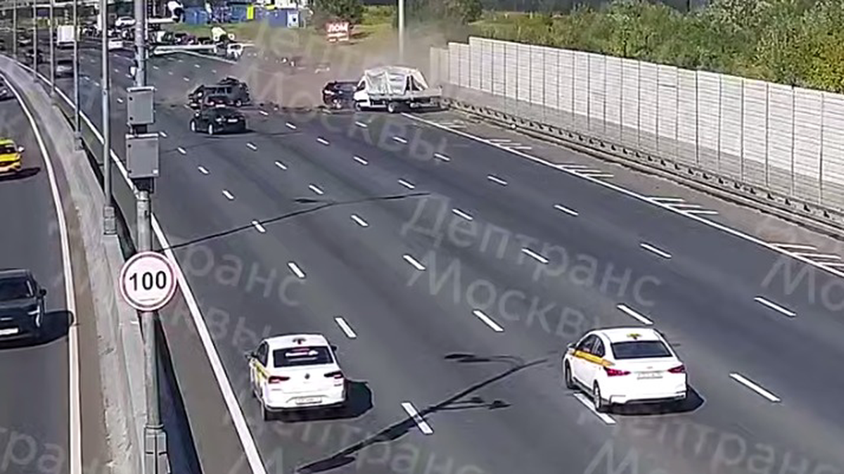 Двое погибли в крупной аварии: появилось видео смертельного ДТП на МКАД