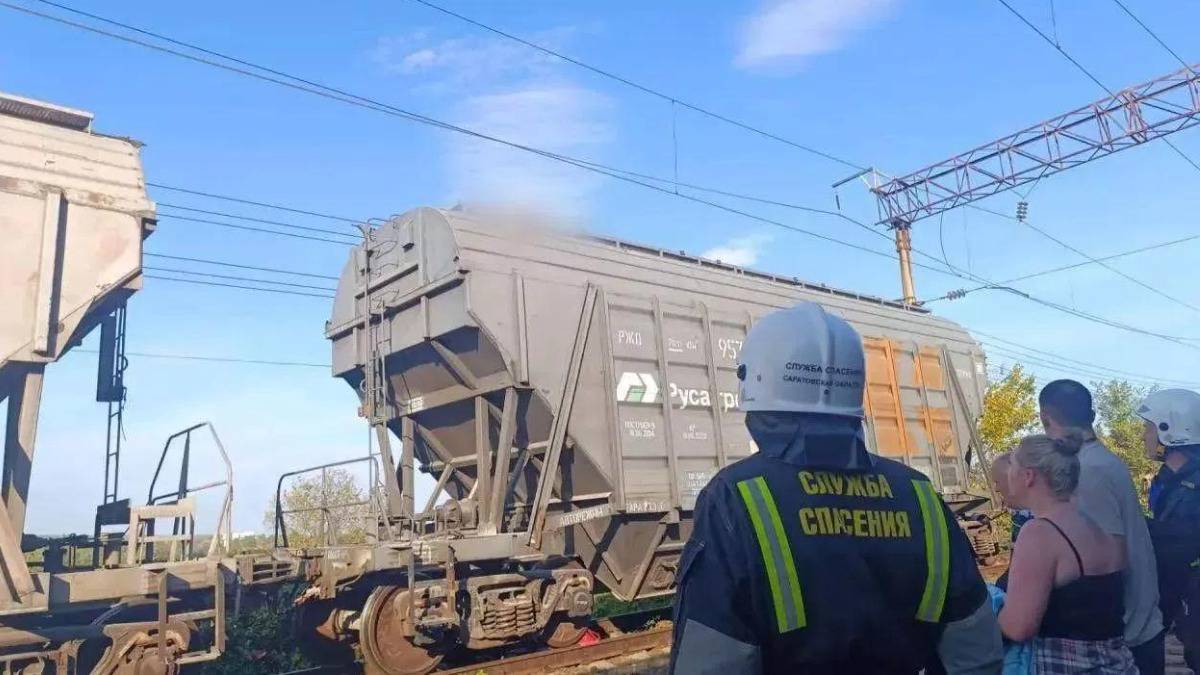 Две девочки получили удар током, забравшись на вагон поезда под Саратовом