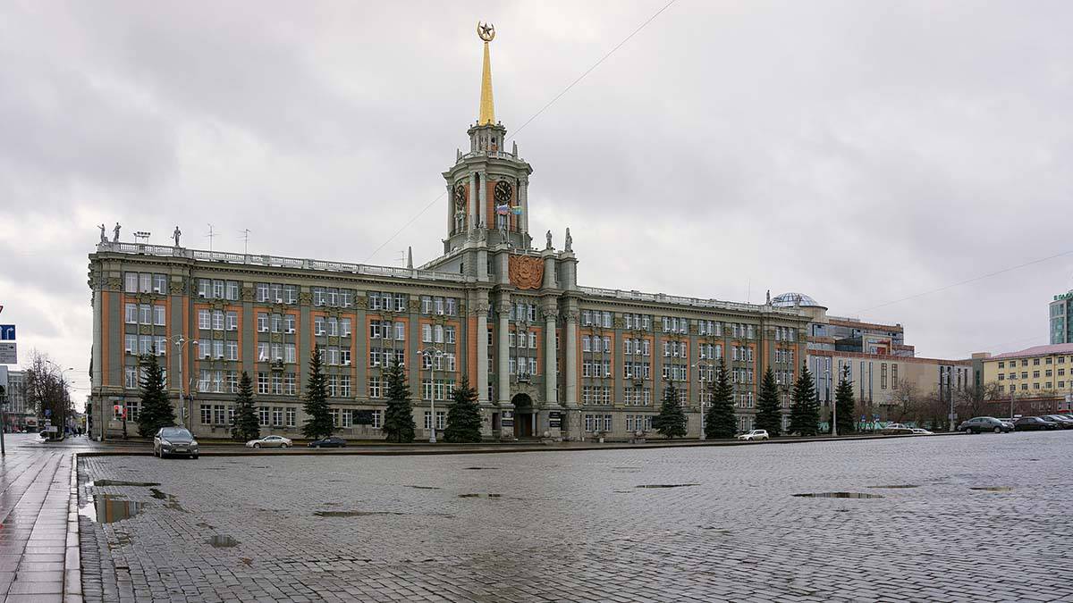 Депутат Колесников призвал вернуть парковку на площадь 1905 года в Екатеринбурге