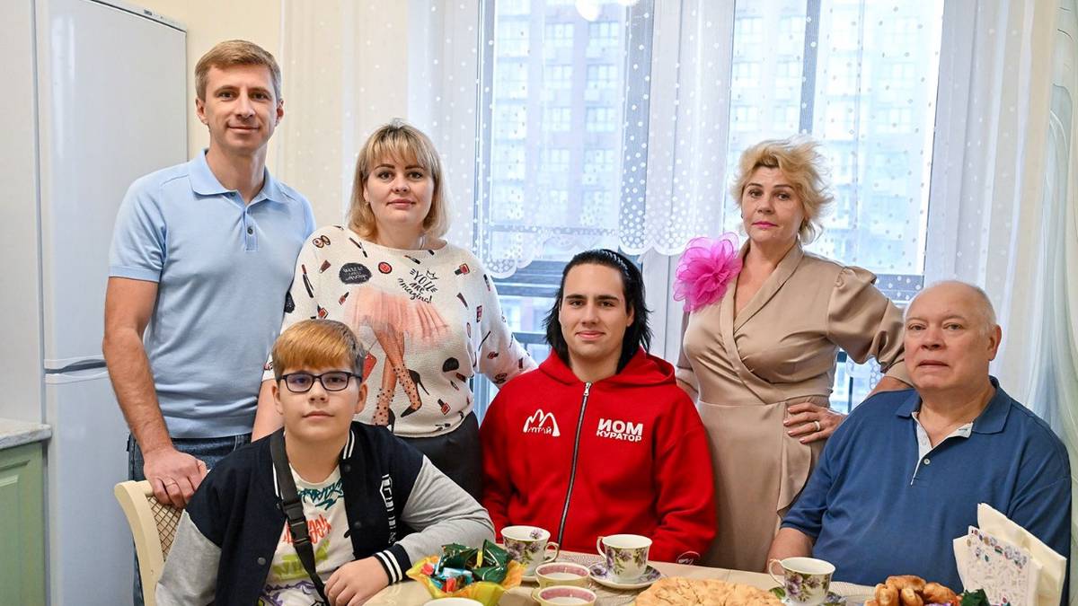 Вид на Москва-Сити вместо старого двора: многодетная семья показала свою новую квартиру по реновации