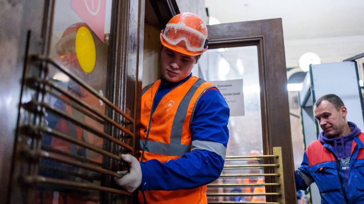 Метро своим теплом согреет: на станциях столичной подземки устанавливают вторые двери и проверяют с…