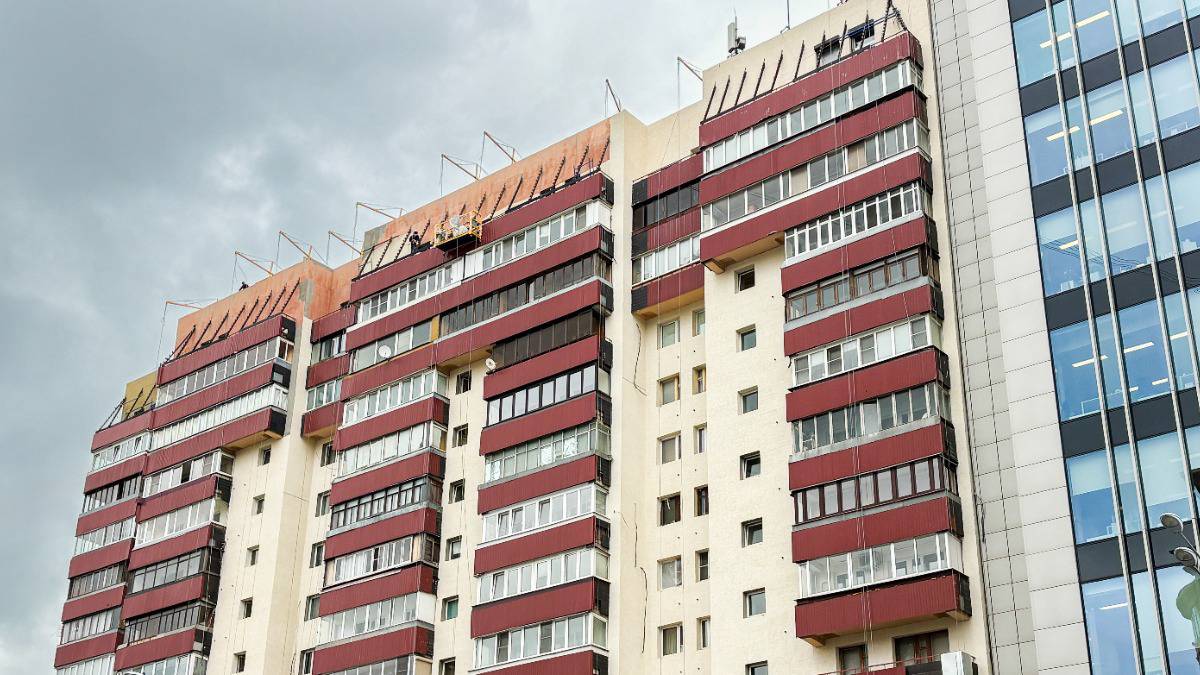 Работы по обновлению дома 1992 года постройки проходят в Тверском районе