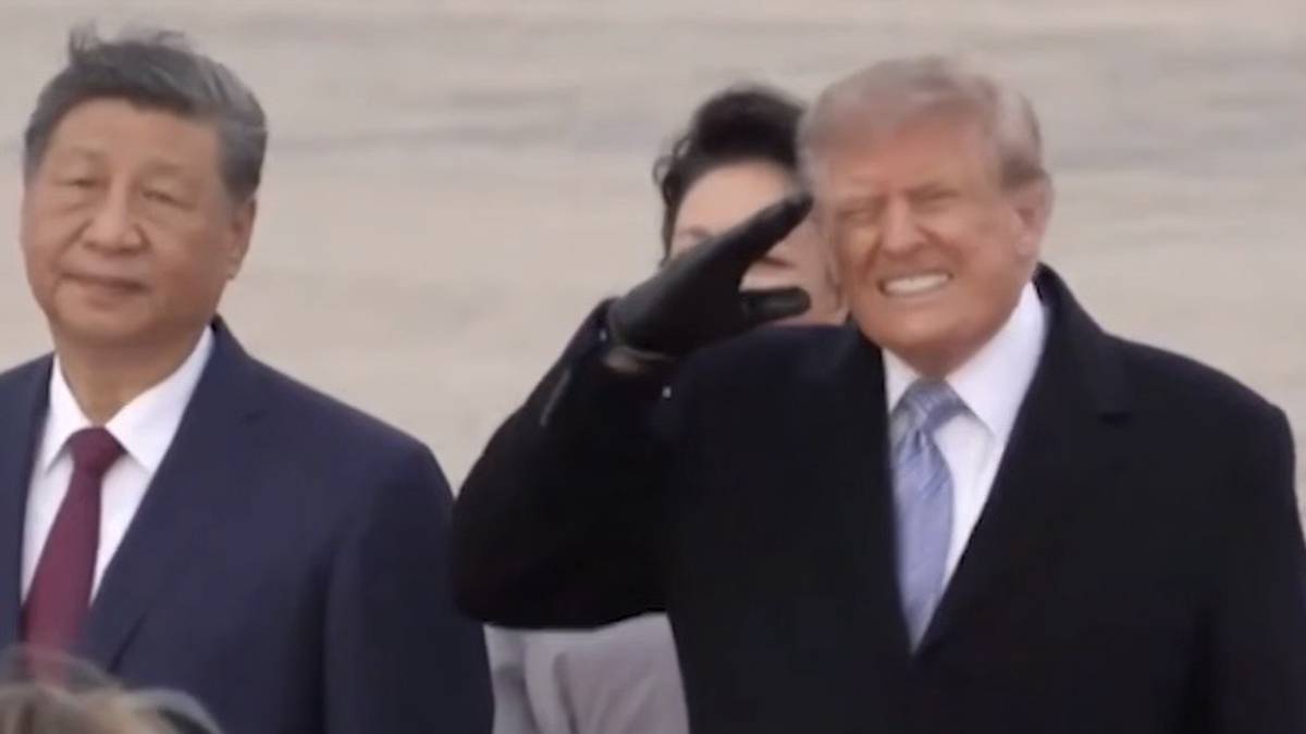 Трамп напрягся от пролетевшего рядом бомбардировщика на встрече с Си Цзиньпином