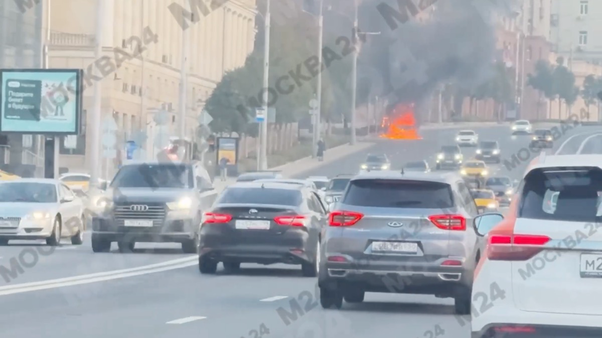 Грузовик загорелся на Садовом кольце в Москве