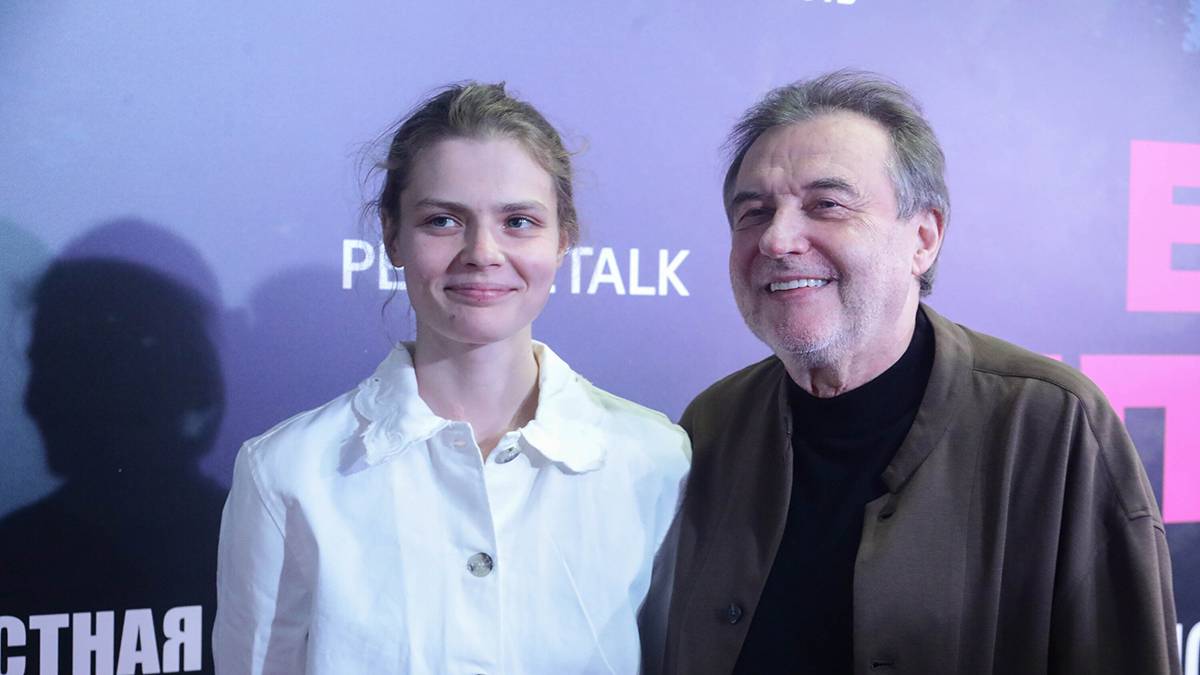 Алексей Учитель появился на премьере фильма с 29-летней Софьей Мелединой
