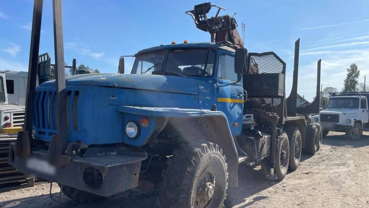 Юноши под Кировом пытались угнать три грузовика и автобус, чтобы доехать домой