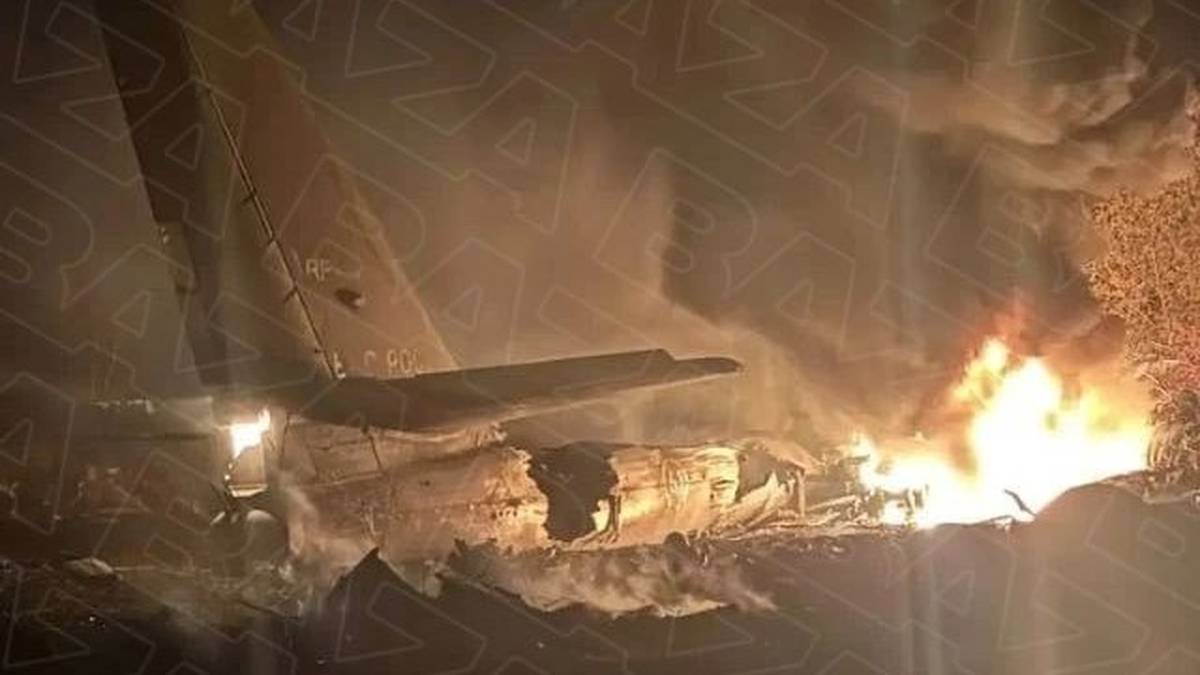 Появились кадры падения горящего военного самолета в Амурской области