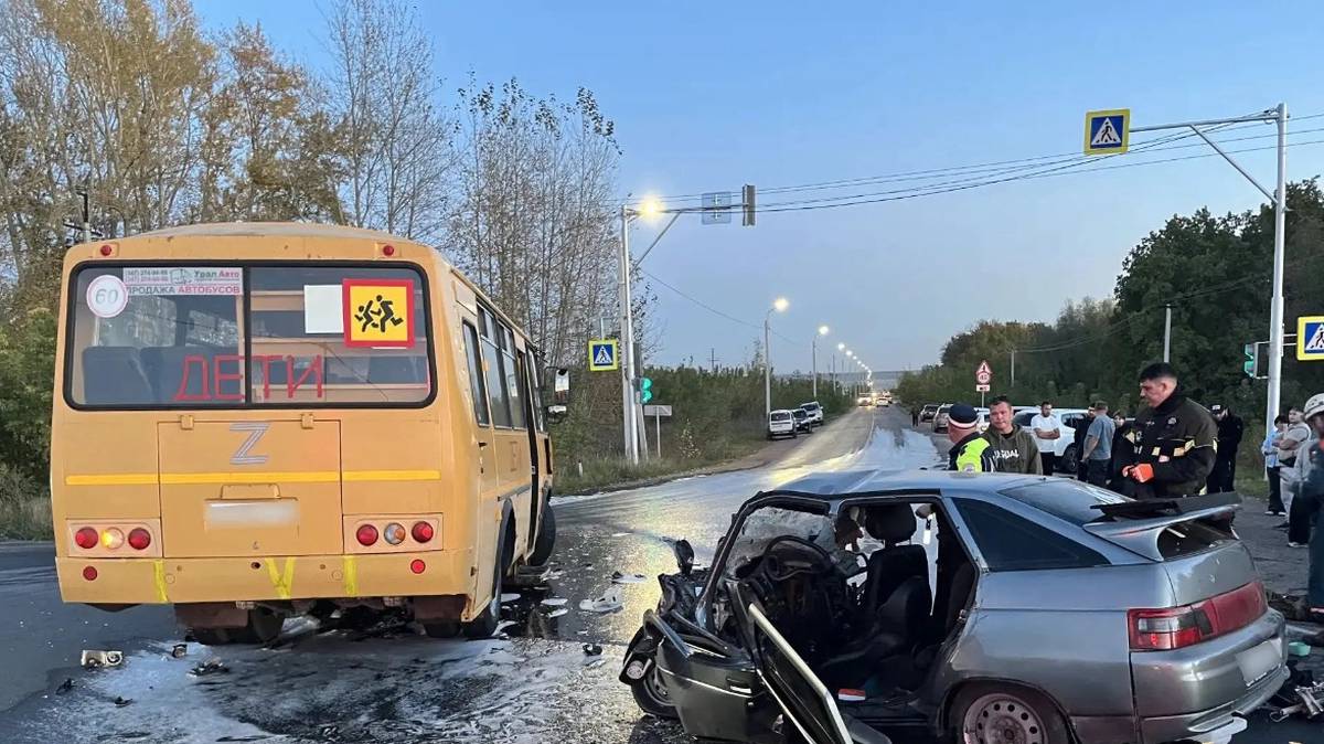 Легковой автомобиль влетел в поворачивающий школьный автобус с детьми в Уфе