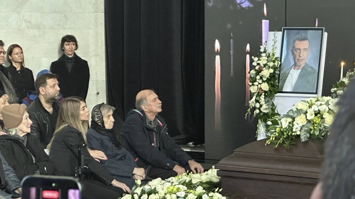 Мама и брат Сергея Соседова вместе приехали на церемонию прощания с критиком