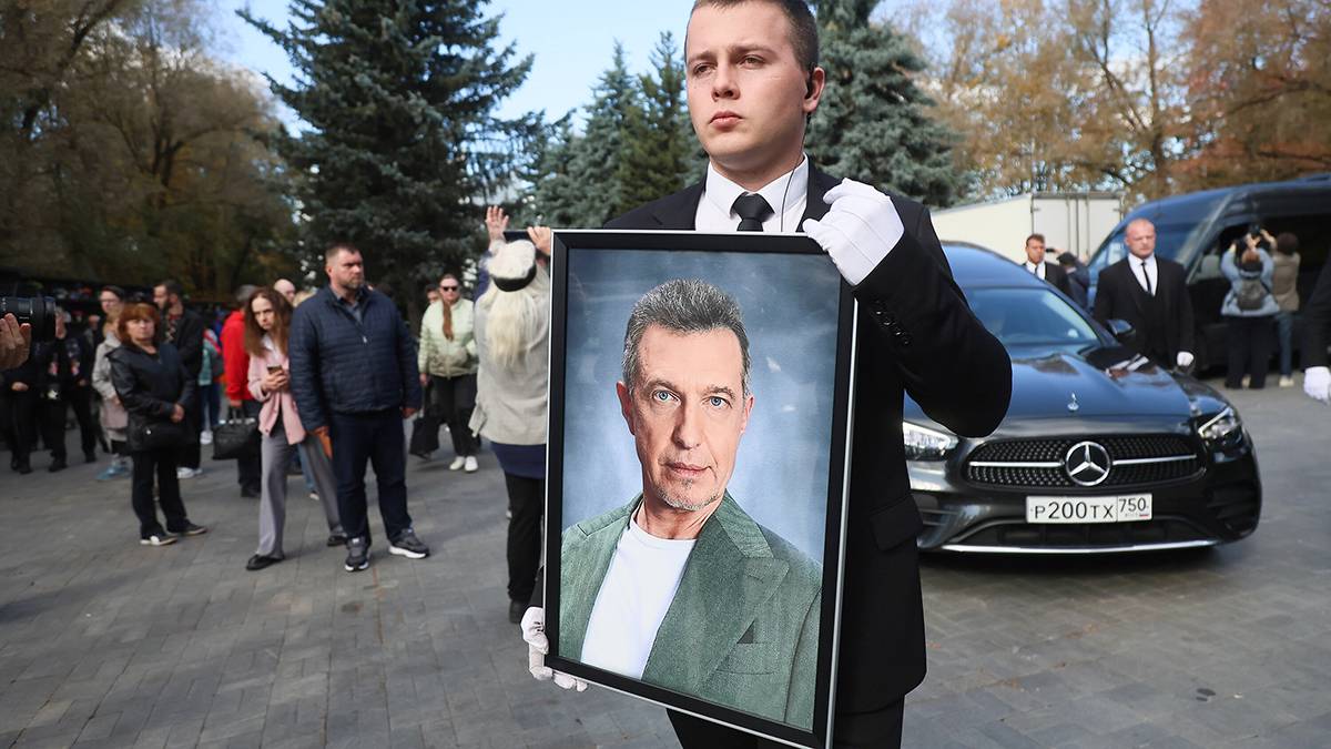 Сергея Соседова похоронили рядом с отцом на Перепечинском кладбище