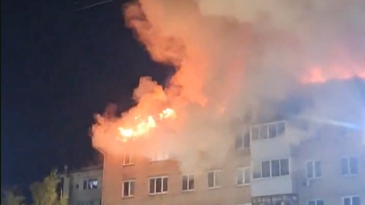 Пожар охватил крышу пятиэтажного дома в Самарской области