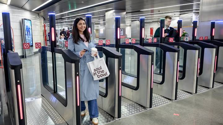 Москвичка Мария Заяц оплачивает проезд по биометрии