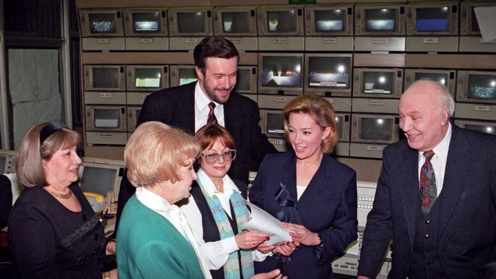 Съемки программы «Время». Главный режиссер Калерия Кислова, диктор Нонна Бодрова, режиссер Татьяна Петровская, спортивный комментатор Василий Кикнадзе, ведущая информационных программ Арина Шарапова и диктор Виктор Балашов