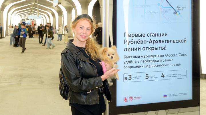 5 сентября. Одна из первых пассажирок новой Рублево-Архангельской линии метро Вера Габуния со своей собачкой по кличке Митцу на станции «Народное Ополчение»