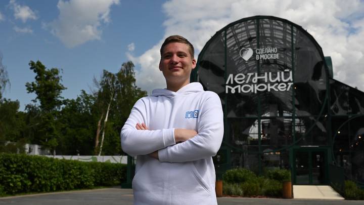 Студент 2-го курса Технологического колледжа 21 специальности «Реклама» Александр Ключев