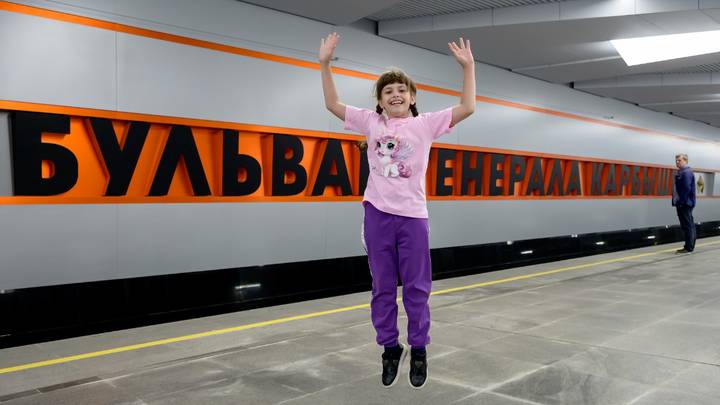 5 сентября. Юная пассажирка Евгения Шандрик-Андриевская на станции «Бульвар Генерала Карбышева»