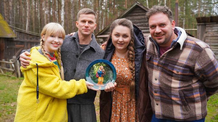 Актеры Ева Смирнова, Роман Курцын, Софья Зайка и Борис Дергачев в фильме «Мой папа — медведь 2»