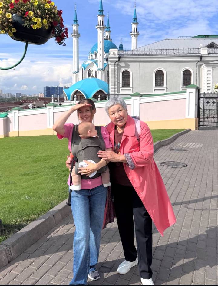 Катерина Шпица показала фото с сыном и свекровью из Казани