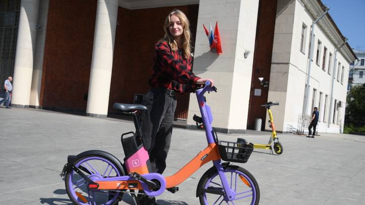 : Студентка Евгения Иванова взяла напрокат велосипед для прогулки по городу