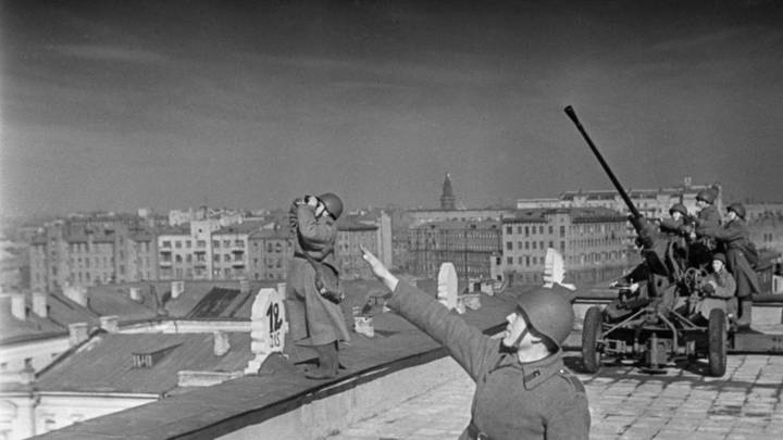 1940-е годы. Зенитный расчет на крыше Концертного зала имени Чайковского. Возвращение зениток на крыши после паники 16 октября 1941 года стало знаком, что город все же не сдадут