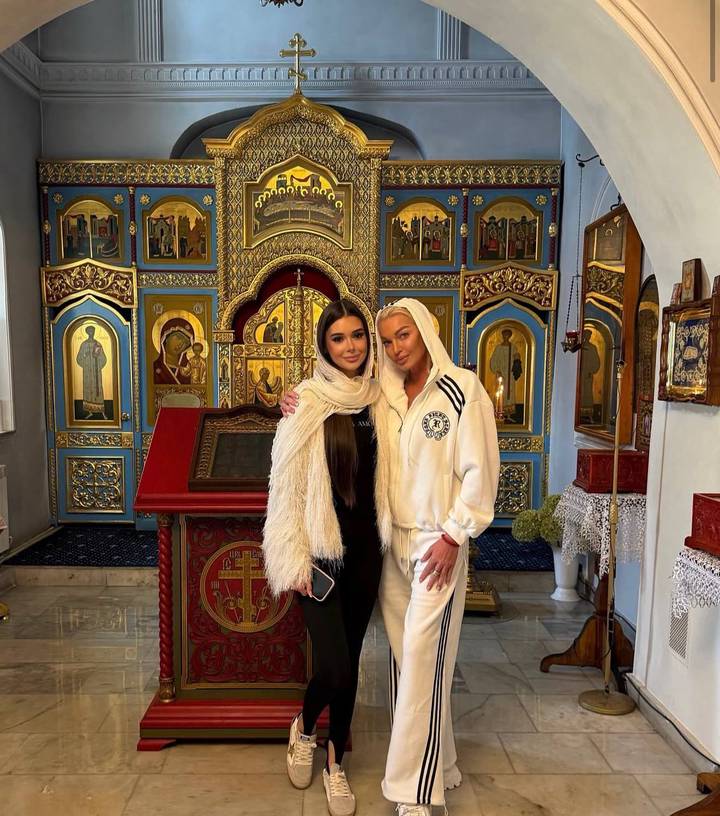 Волочкова поделилась снимком с крестницей Элизой и поздравила ее с днем рождения