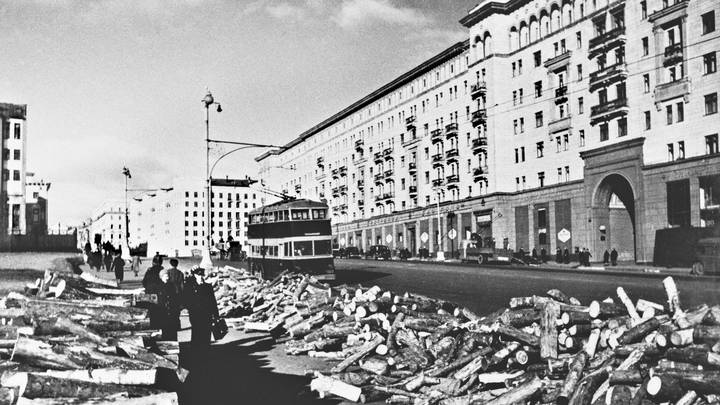 23 сентября 1943 года. Троллейбус ЯТБ-3 на улице Горького