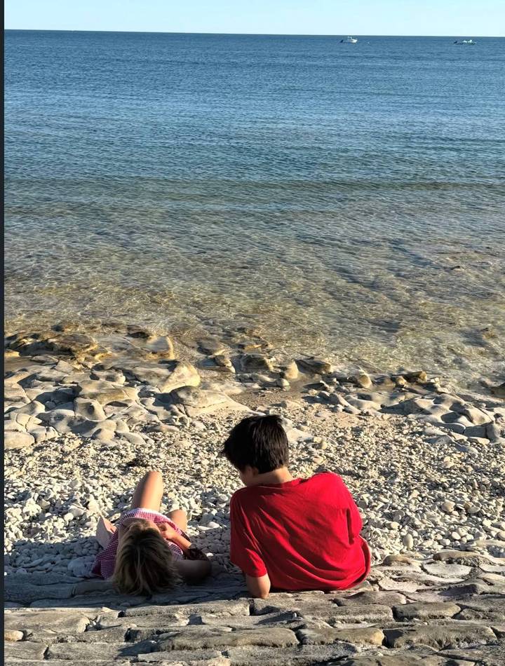 Орландо Блум показал редкие фото с детьми из отпуска в Великобритании