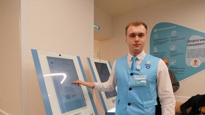 Администратор поликлиники Владислав Максимов возле инфомата