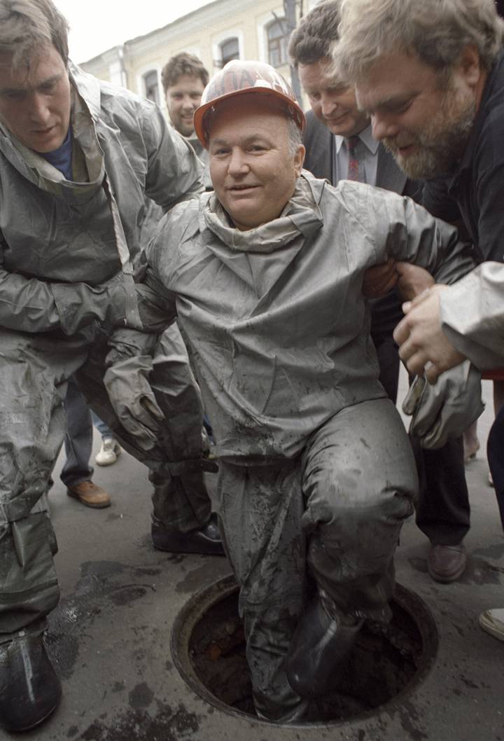 Мэр Юрий Лужков спускался под землю вместе с диггерами. Фото 1994 года
