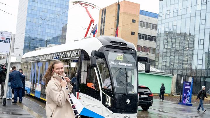 Студентка Ирина Савельева на остановке «Денисовский переулок»